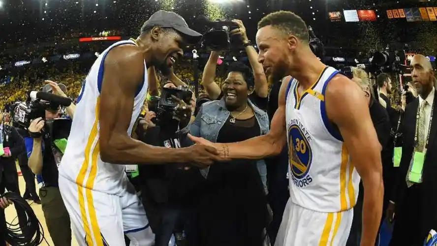 真敢说！杨毅直言无论进攻还是防守，杜兰特都是比库里更强的球员