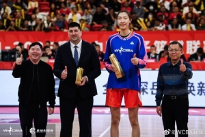 半决赛赛前为四川女篮米洛什和韩旭颁发最佳教练和常规赛MVP奖杯