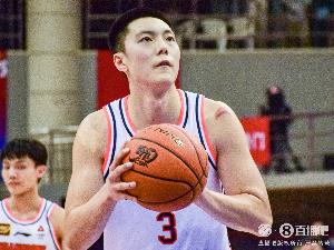 华体会官网-关键两罚不中太致命！胡明轩14中4拿到12分4板4助 罚球4中1