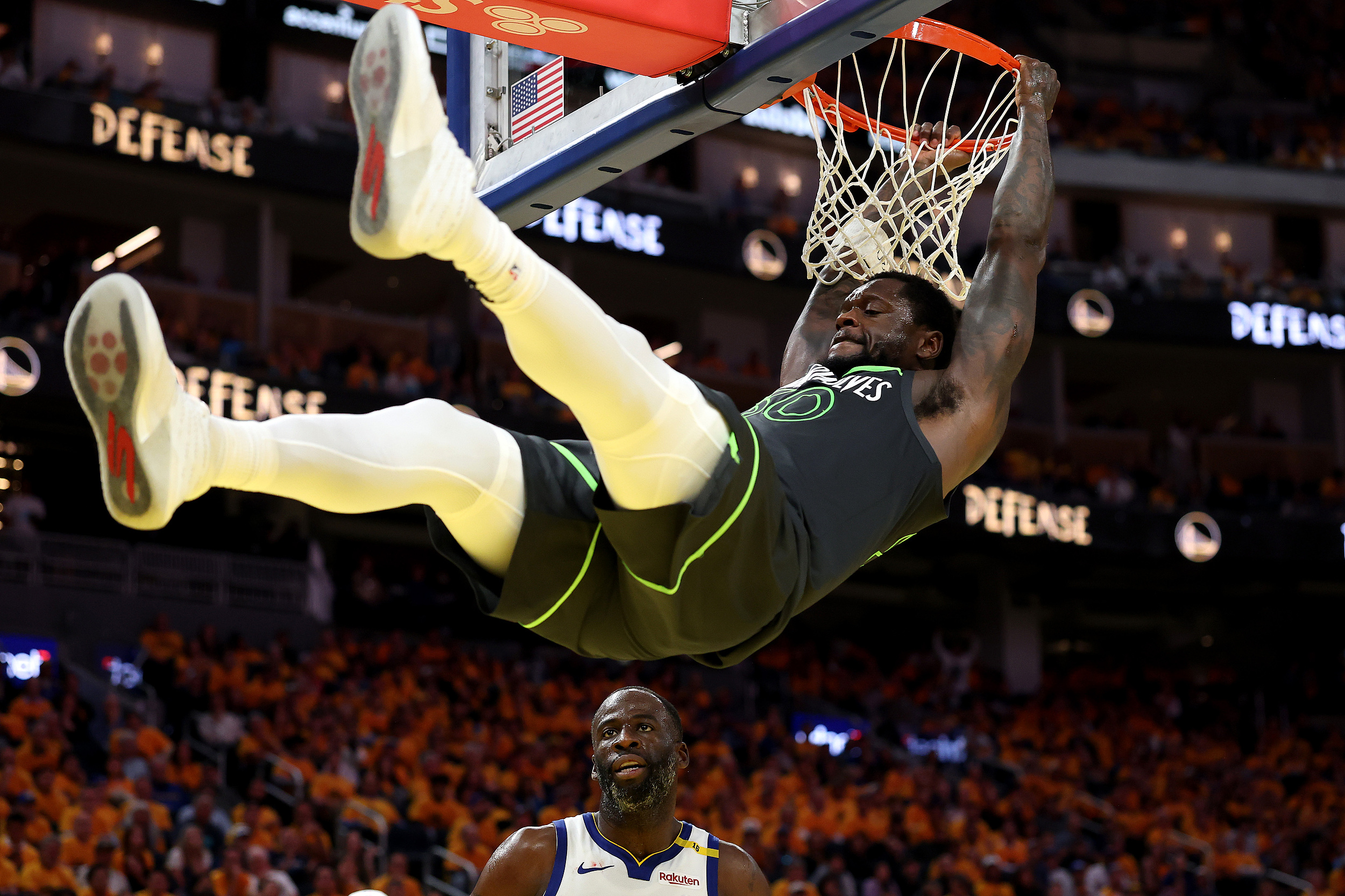 😎今年季后赛兰德尔已10次单场得分20+，森林狼队史第三人