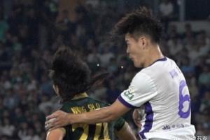 华体会官网下载-太疼了！王献钧争顶撞飞两颗牙，瞬时画面被抓拍到